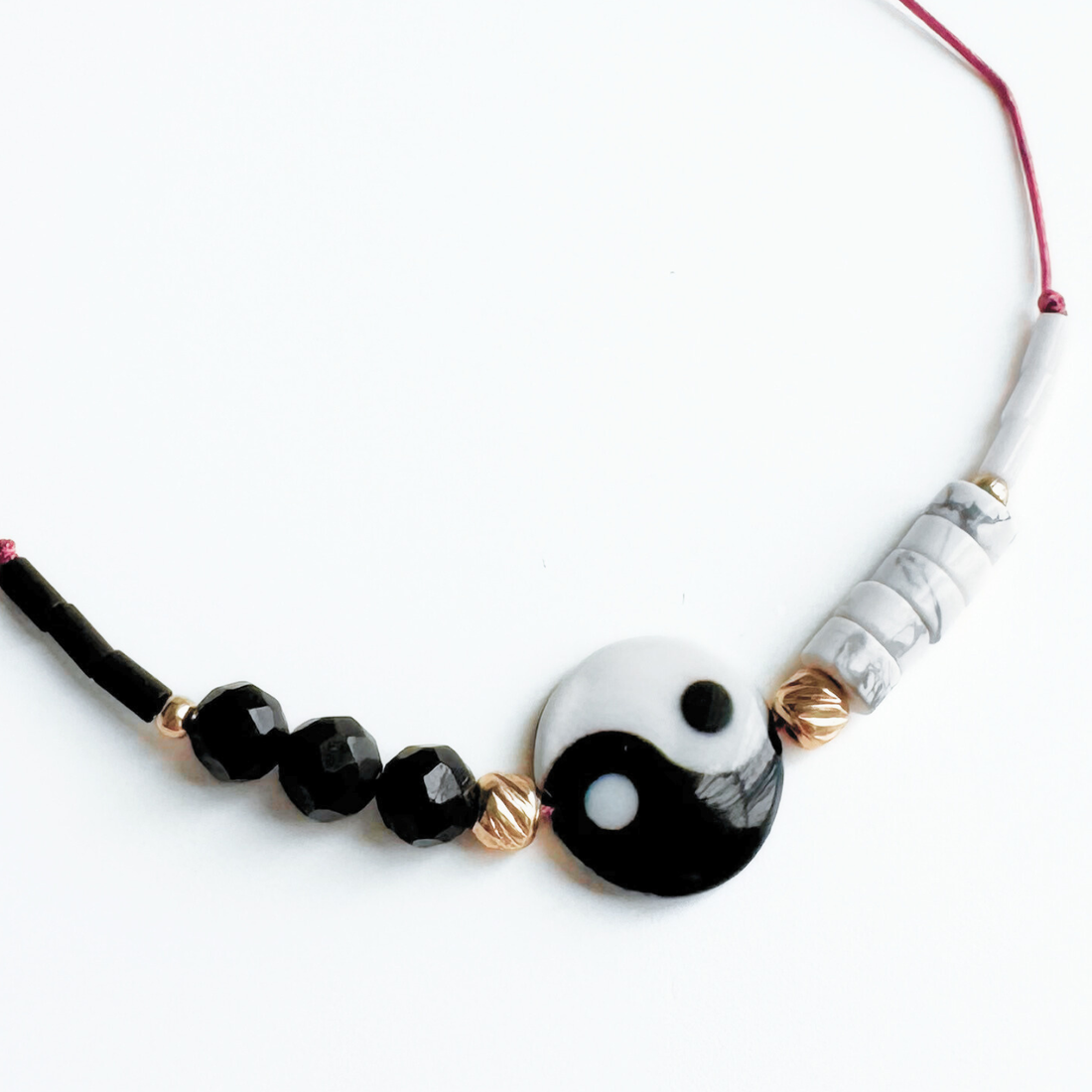 Bratara reglabila din turmalina neagra si howlit cu element Yin Yang din sidef - bijuterii - brățări - brățară charm - Artynos.ro Bratara reglabila din turmalina neagra si howlit cu element Yin Yang din sidef - bijuterii - brățări - brățară charm - Artynos.ro