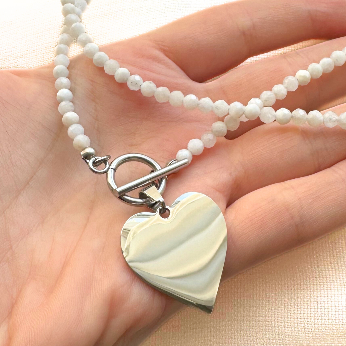 Colier / choker dublu la baza gatului cu piatra lunii si pandativ inima - bijuterii - coliere - coliere cu multiple șiruri - Artynos.ro Colier / choker dublu la baza gatului cu piatra lunii si pandativ inima - bijuterii - coliere - coliere cu multiple șiruri - Artynos.ro