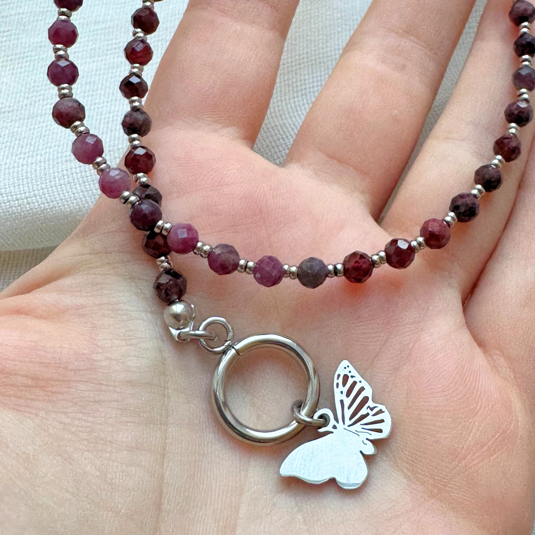 Colier argintiu la baza gatului din turmalina roz si granat cu inchizatoare toggle si pandantiv fluture - bijuterii - coliere - coliere din mărgele - Artynos.ro