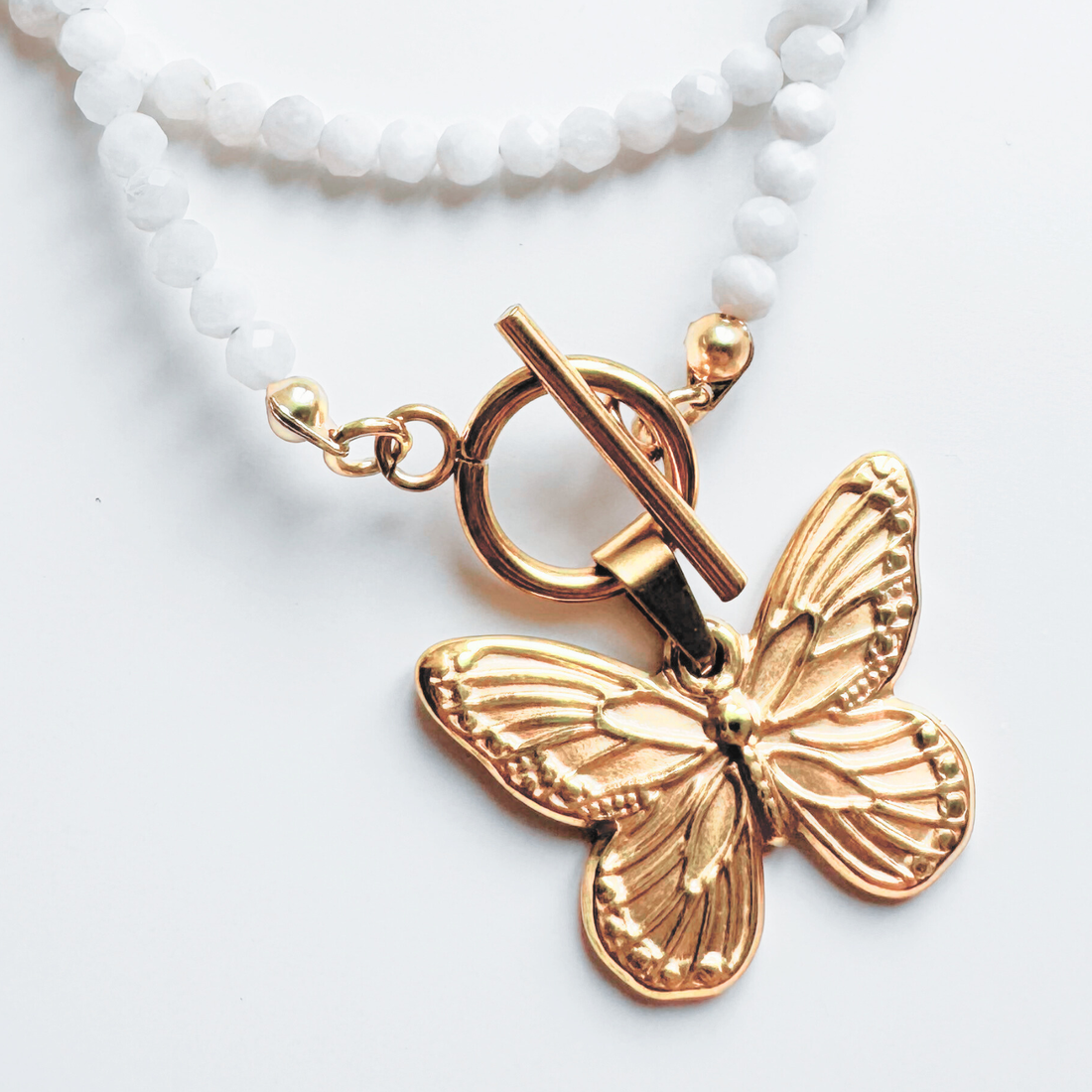 Colier la baza gatului din piatra lunii cu pandantiv fluture auriu si inchizatoare toggle - bijuterii - coliere - coliere din mărgele - Artynos.ro