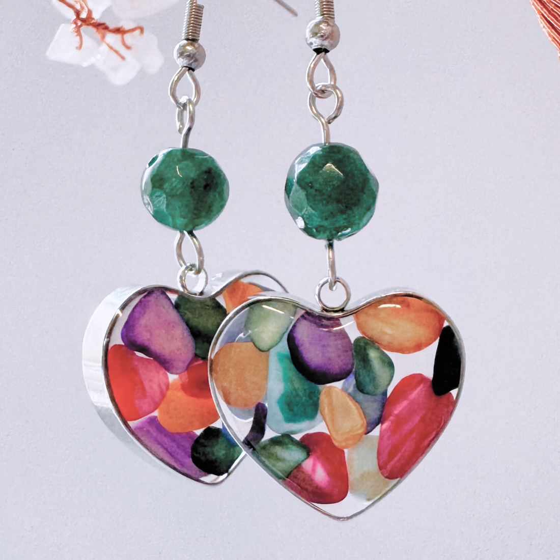 Cercei argintii cu jad verde si scoici colorate - Inima - bijuterii - cercei - cercei din pietre semiprețioase - Artynos.ro