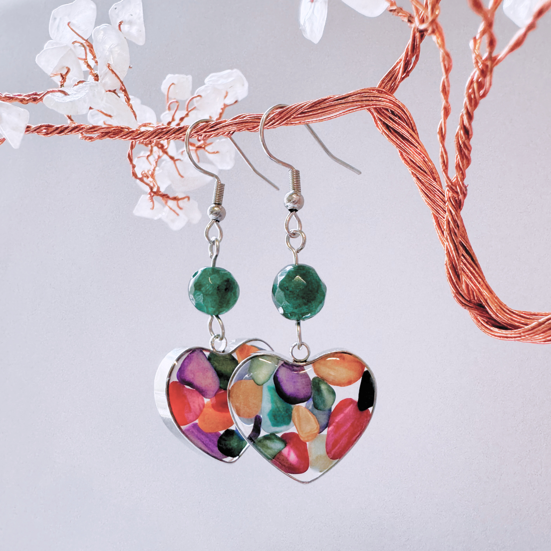 Cercei argintii cu jad verde si scoici colorate - Inima - bijuterii - cercei - cercei din pietre semiprețioase - Artynos.ro