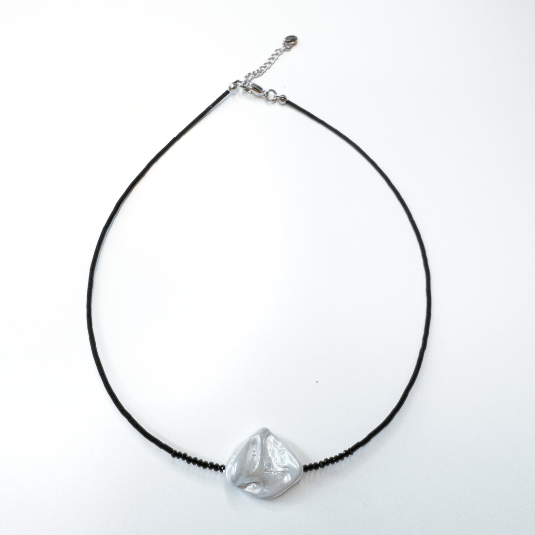 Colier reglabil la baza gatului din turmalina neagra cu perla din scoica - bijuterii - coliere - coliere din mărgele - Artynos.ro