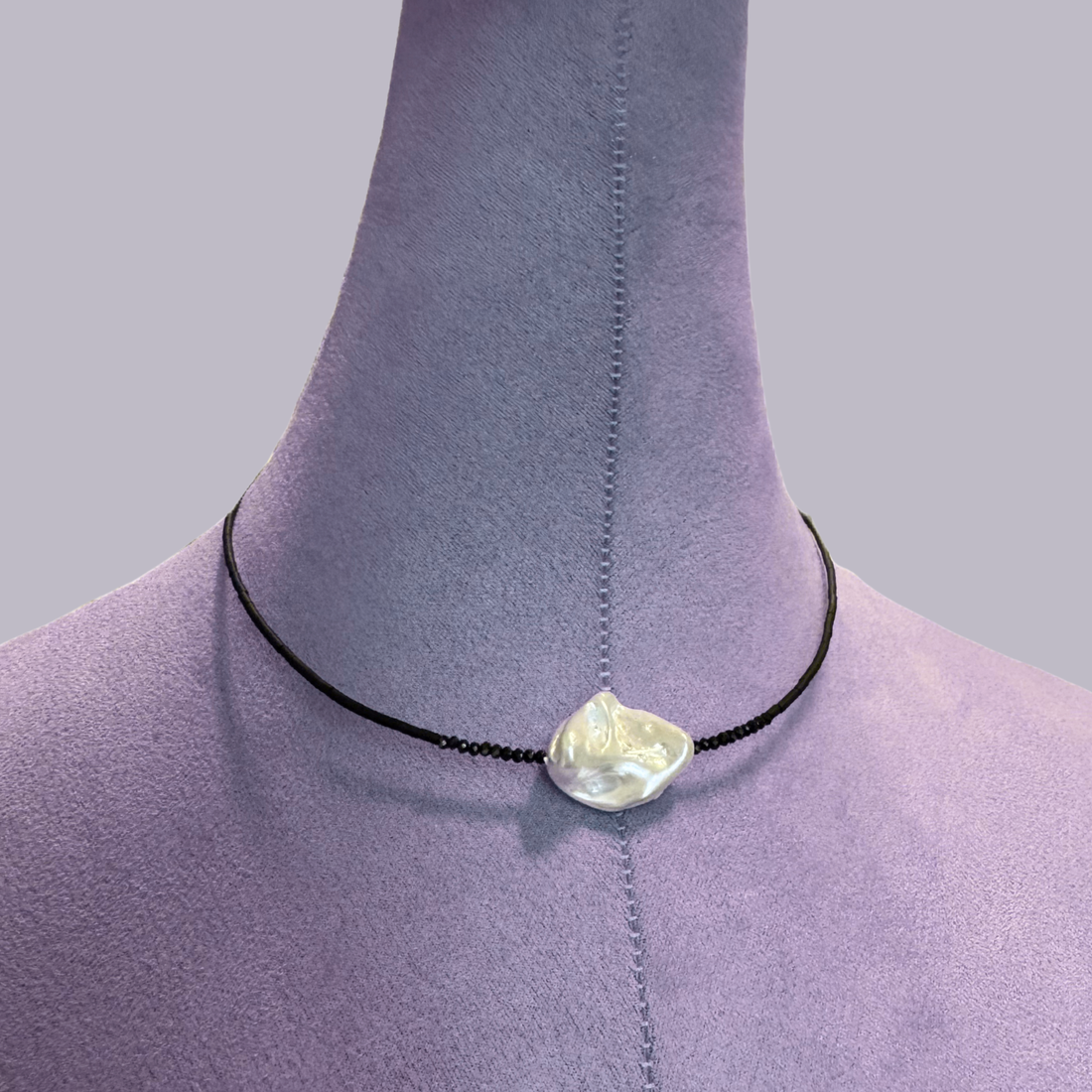 Colier reglabil la baza gatului din turmalina neagra cu perla din scoica - bijuterii - coliere - coliere din mărgele - Artynos.ro