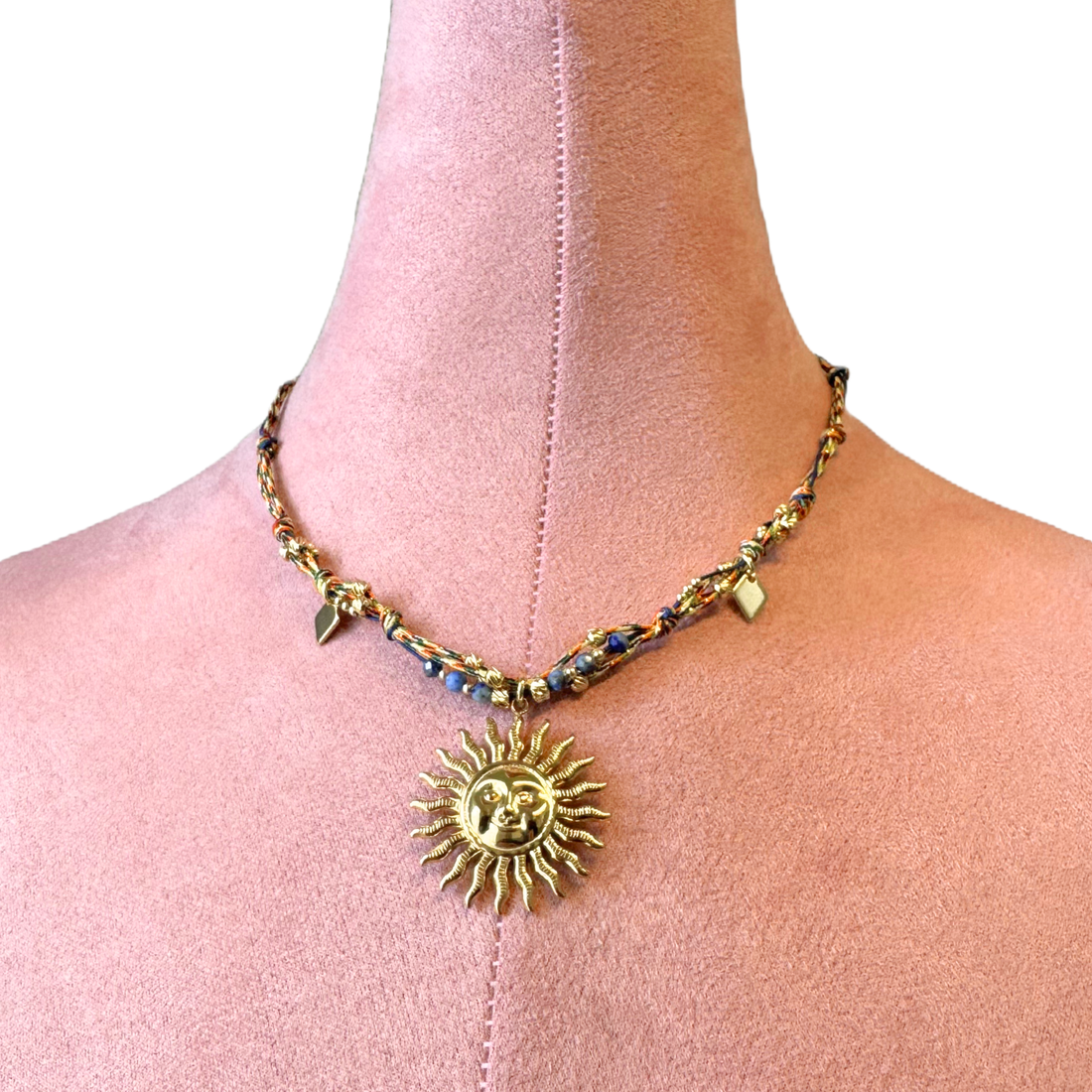 Colier boho auriu cu lapis lazuli si pandativ soare - bijuterii - coliere - coliere cu pandative - Artynos.ro