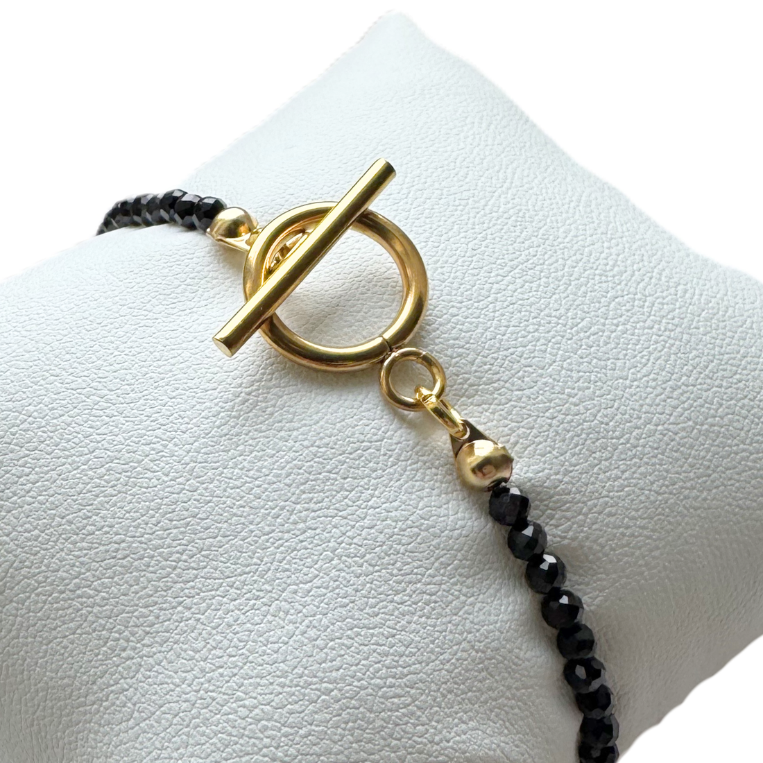 Bratara aurie din turmalina neagra si otel inoxidabil cu inchizatoare toggle - bijuterii - brățări - brățări din pietre semiprețioase - Artynos.ro