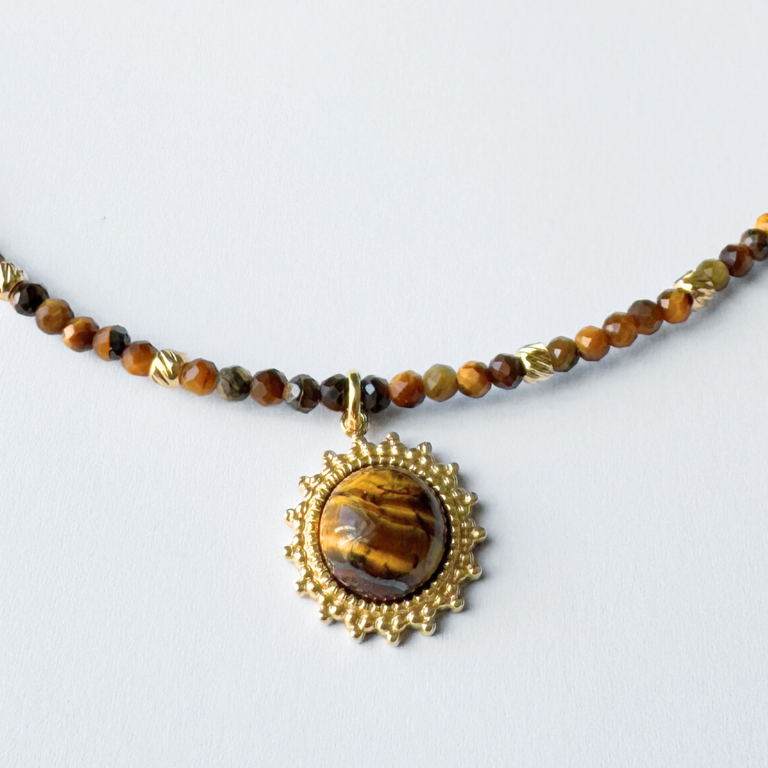 Colier auriu la baza gatului din ochi de tigru - Succes - bijuterii - coliere - coliere din pietre semiprețioase - Artynos.ro