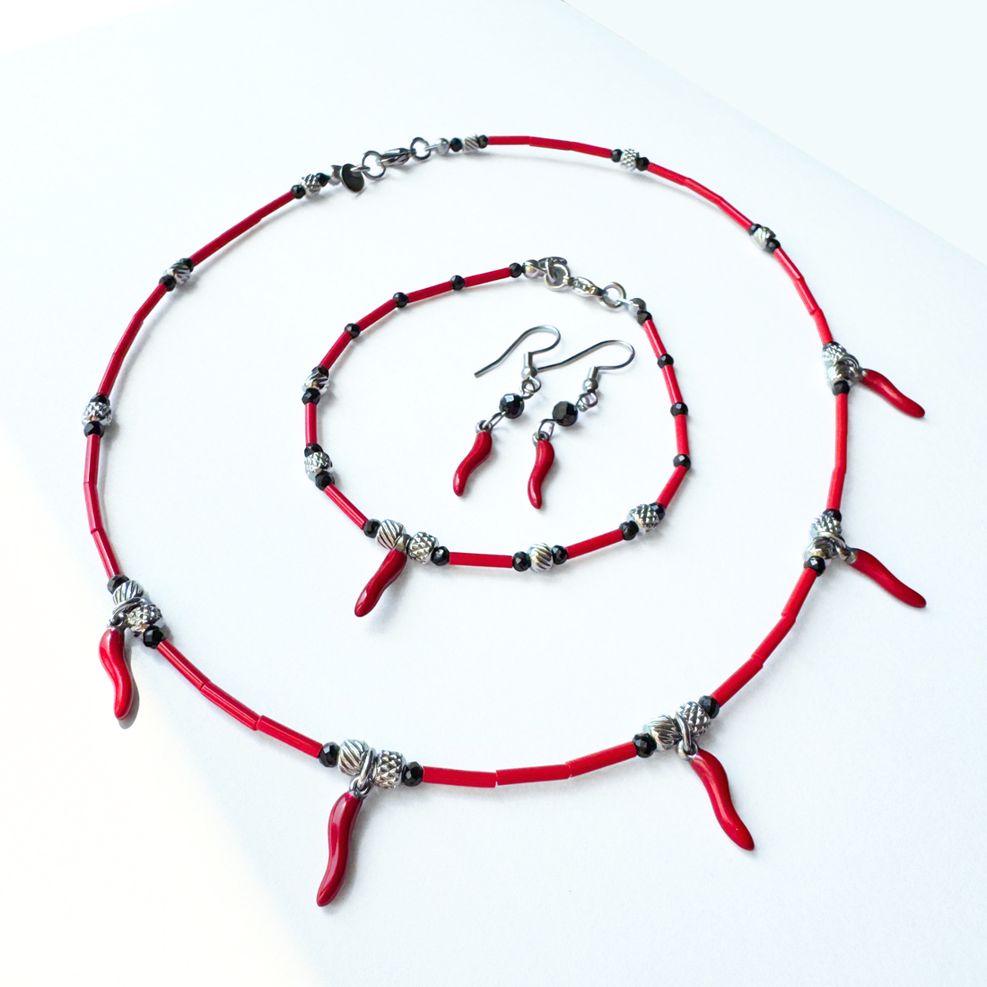 Colier argintiu cu turmalina neagra, margele rosii si charm-uri norocoase ardei iute ( Lucky Chili Pepper) - bijuterii - coliere - coliere cu pandative - Artynos.ro