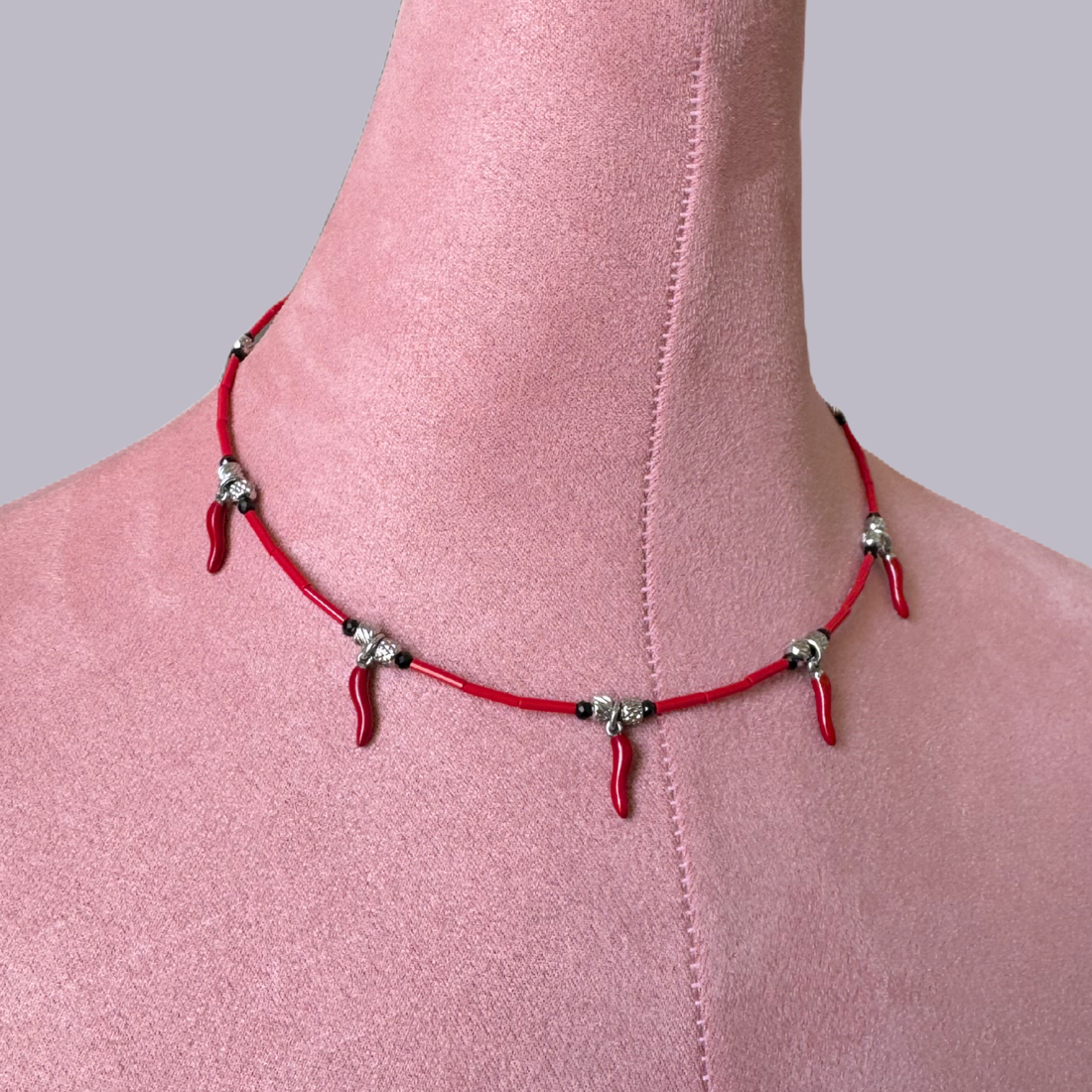 Colier argintiu cu turmalina neagra, margele rosii si charm-uri norocoase ardei iute ( Lucky Chili Pepper) - bijuterii - coliere - coliere cu pandative - Artynos.ro