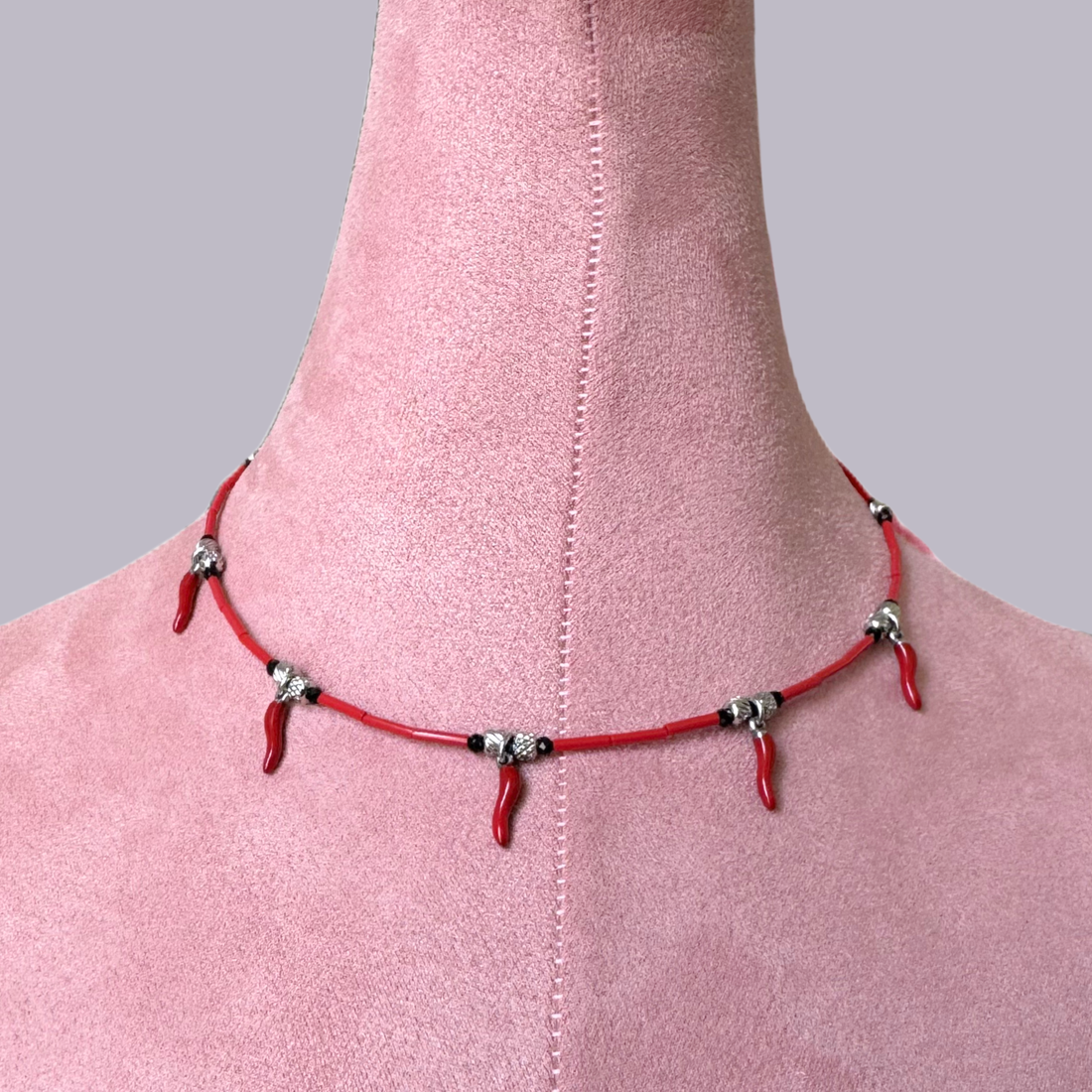 Colier argintiu cu turmalina neagra, margele rosii si charm-uri norocoase ardei iute ( Lucky Chili Pepper) - bijuterii - coliere - coliere cu pandative - Artynos.ro