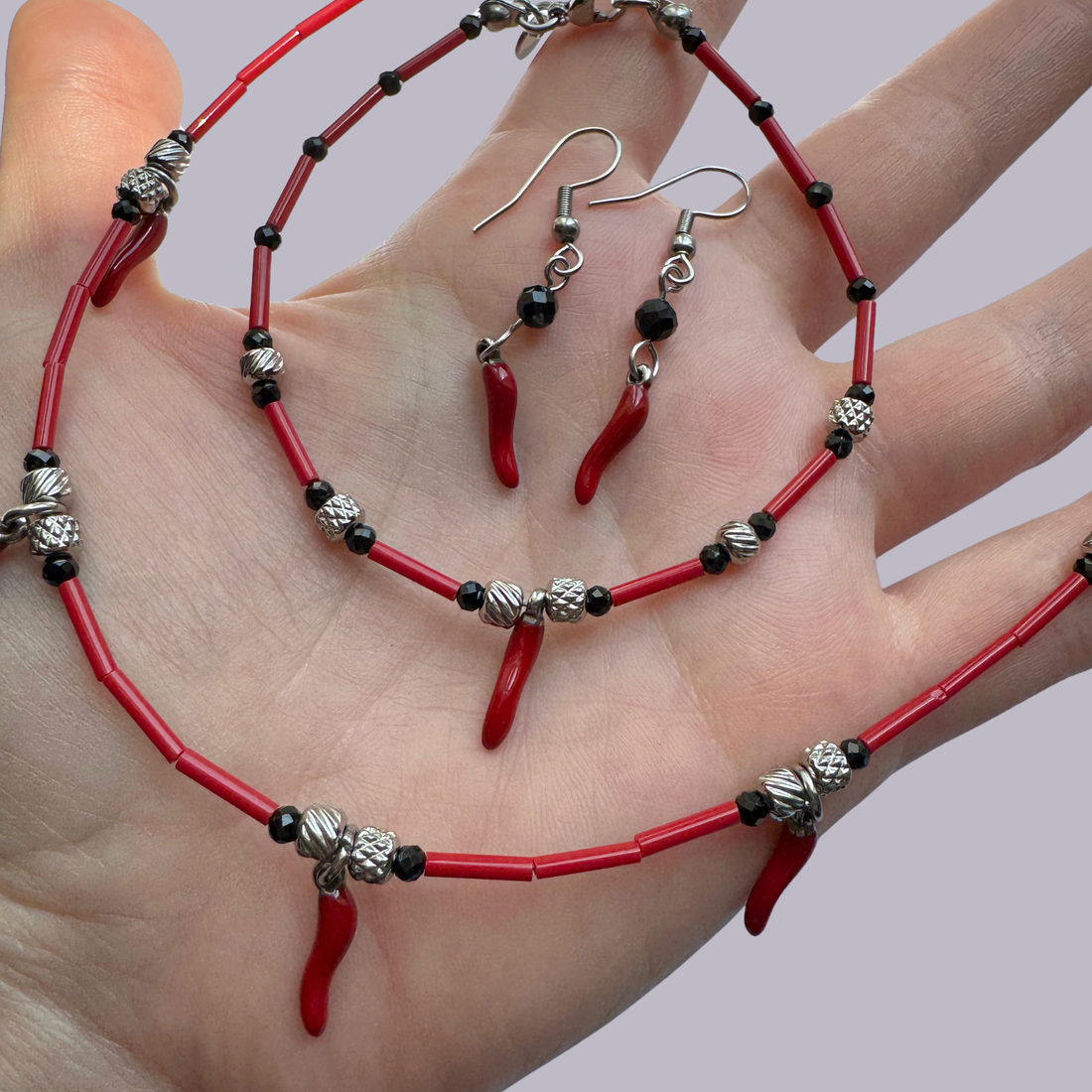 Set argintiu cu turmalina neagra, margele rosii si charm-uri norocoase ardei iute ( Lucky Chili Pepper) - bijuterii - coliere - coliere cu pandative - Artynos.ro