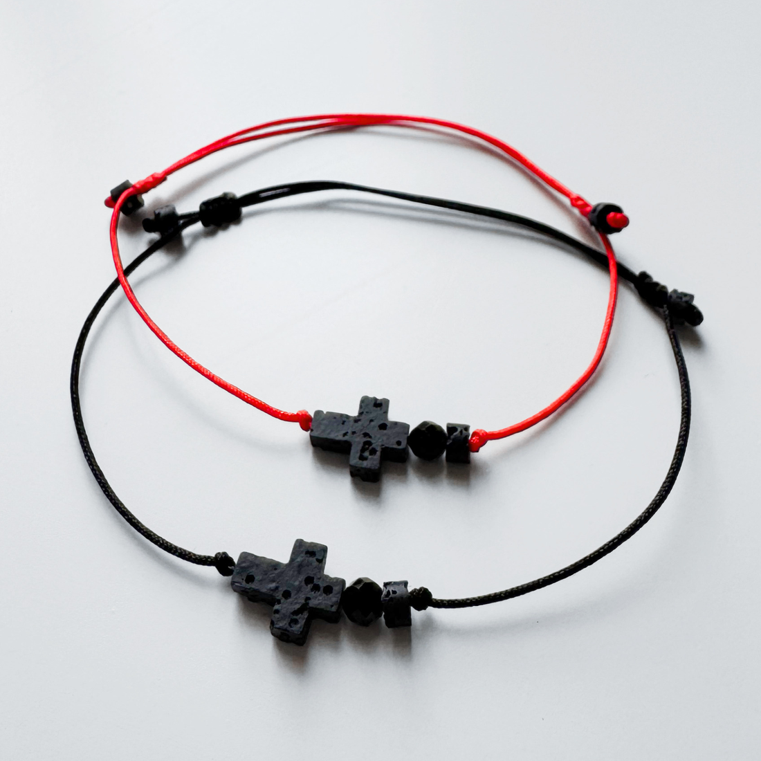 Set bratari pentru el si ea cu turmalina neagra si cruciulita din lava vulcanica - protectie - bijuterii - brățări - brățări din pietre semiprețioase - Artynos.ro