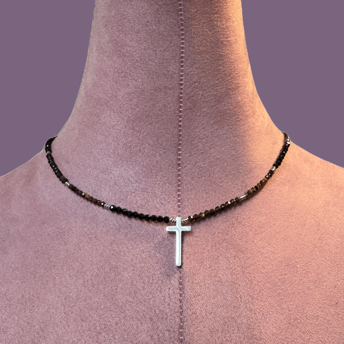 Colier argintiu din turmalina neagra, ochi de tigru si obsidian cu pandativ cruce - protectie energetica - bijuterii - coliere - coliere din pietre semiprețioase - Artynos.ro