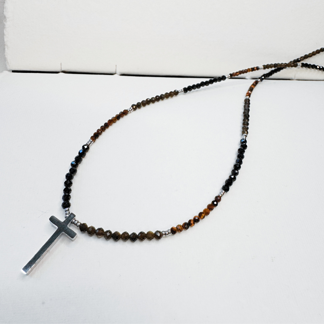 Colier argintiu din turmalina neagra, ochi de tigru si obsidian cu pandativ cruce - protectie energetica - bijuterii - coliere - coliere din pietre semiprețioase - Artynos.ro