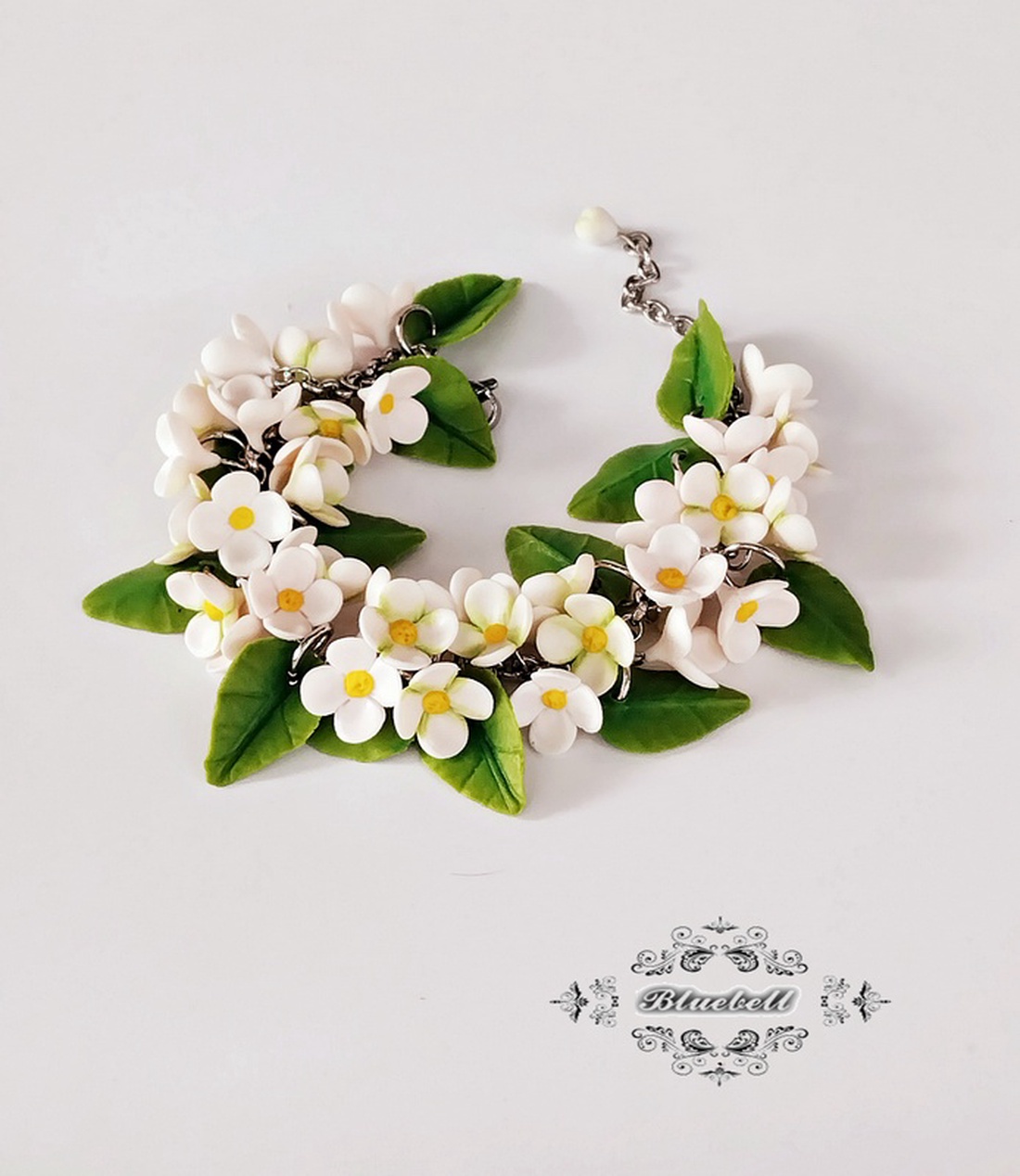 Brățară cu liliac alb - bijuterii - brățări - brățări cu lanț - Artynos.ro Brățară cu liliac alb - bijuterii - brățări - brățări cu lanț - Artynos.ro