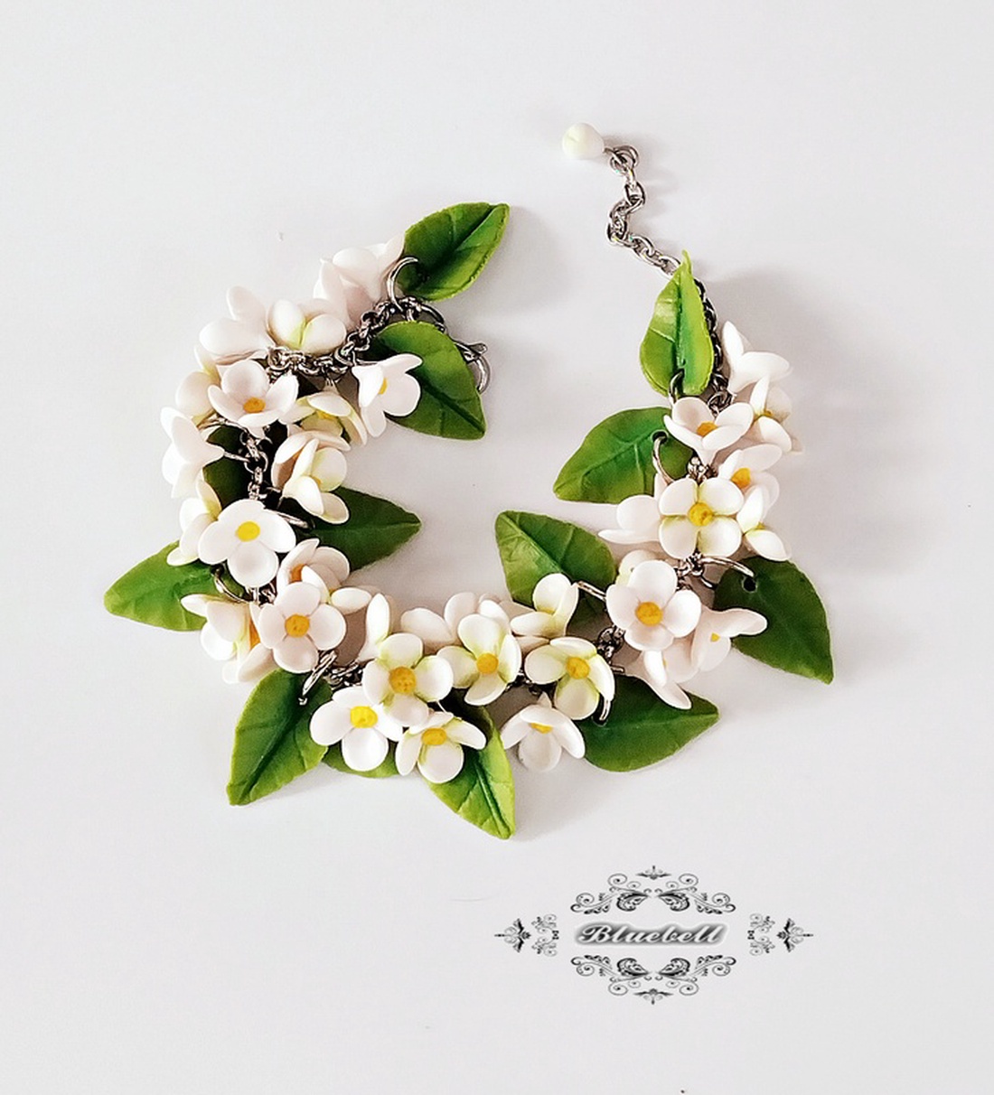 Brățară cu liliac alb - bijuterii - brățări - brățări cu lanț - Artynos.ro Brățară cu liliac alb - bijuterii - brățări - brățări cu lanț - Artynos.ro