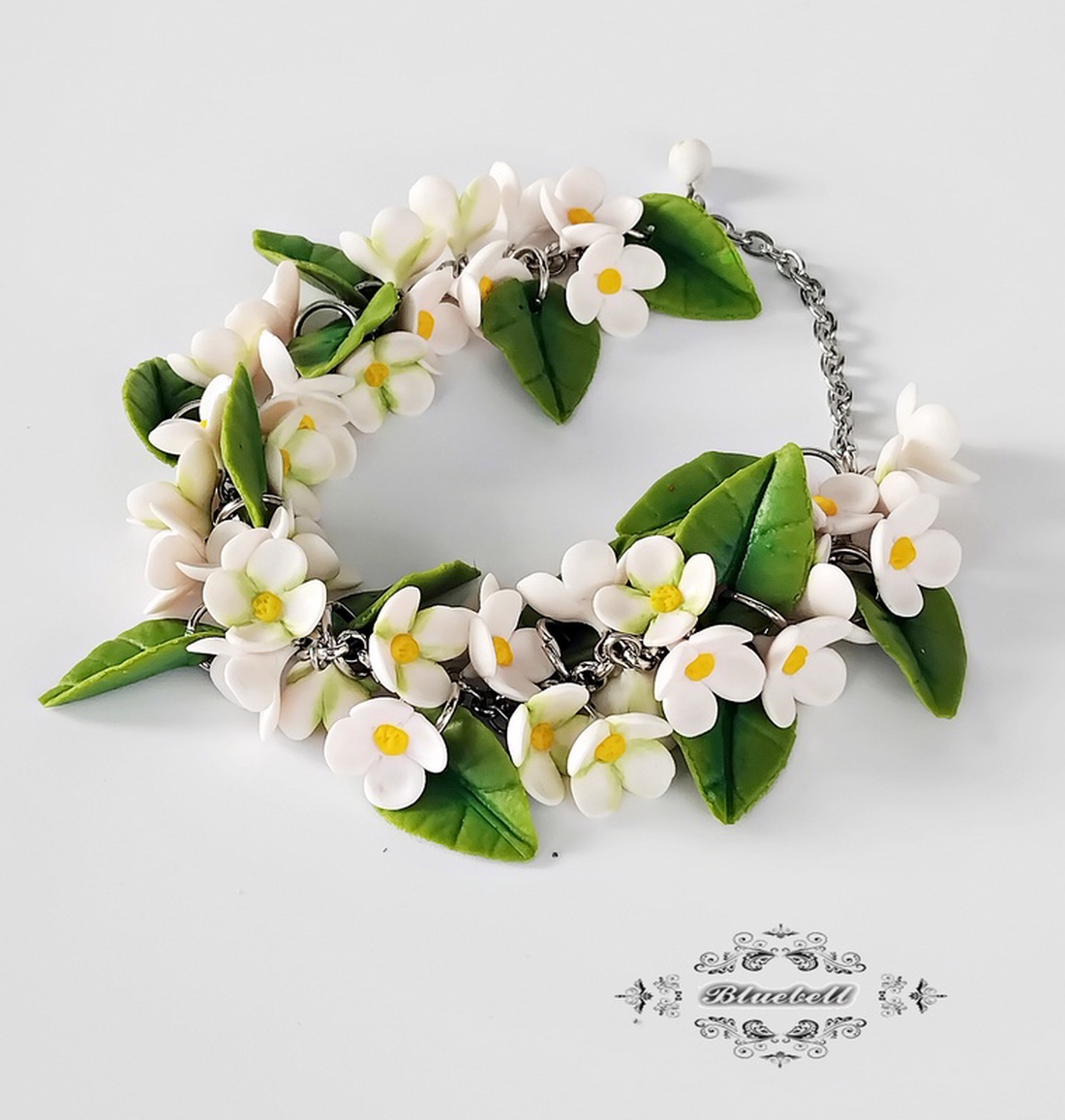 Brățară cu liliac alb - bijuterii - brățări - brățări cu lanț - Artynos.ro Brățară cu liliac alb - bijuterii - brățări - brățări cu lanț - Artynos.ro
