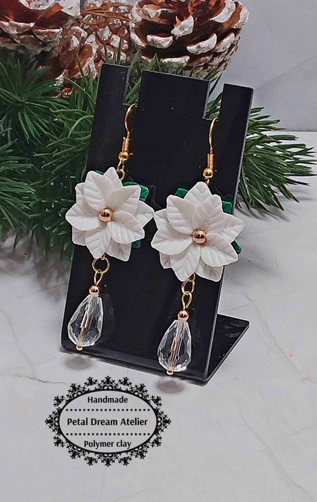 Cercei lungi cu crăciunițe albe - bijuterii - cercei - cercei cu figurine - Artynos.ro