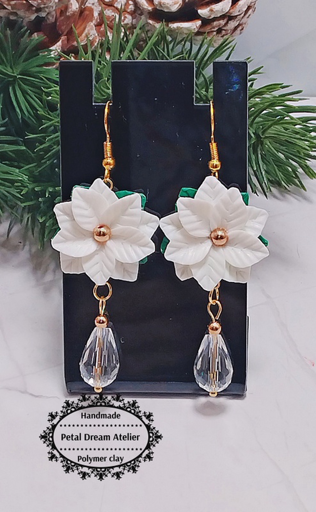 Cercei lungi cu crăciunițe albe - bijuterii - cercei - cercei cu figurine - Artynos.ro