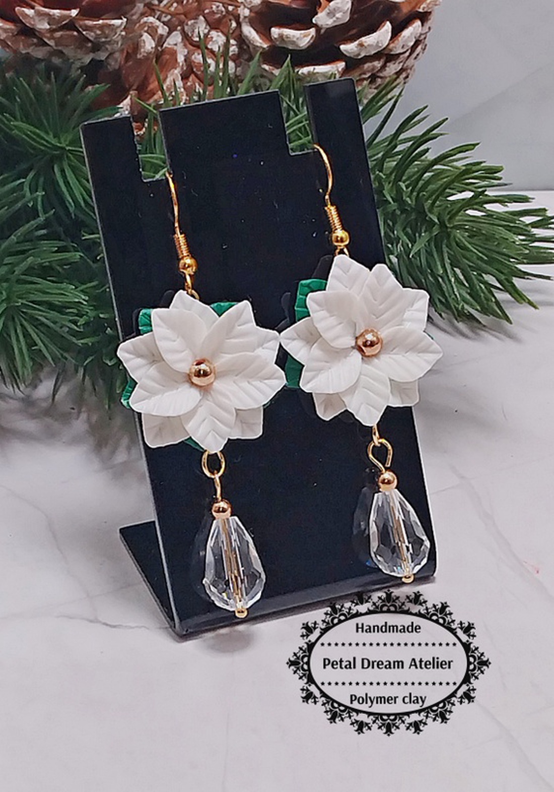 Cercei lungi cu crăciunițe albe - bijuterii - cercei - cercei cu figurine - Artynos.ro