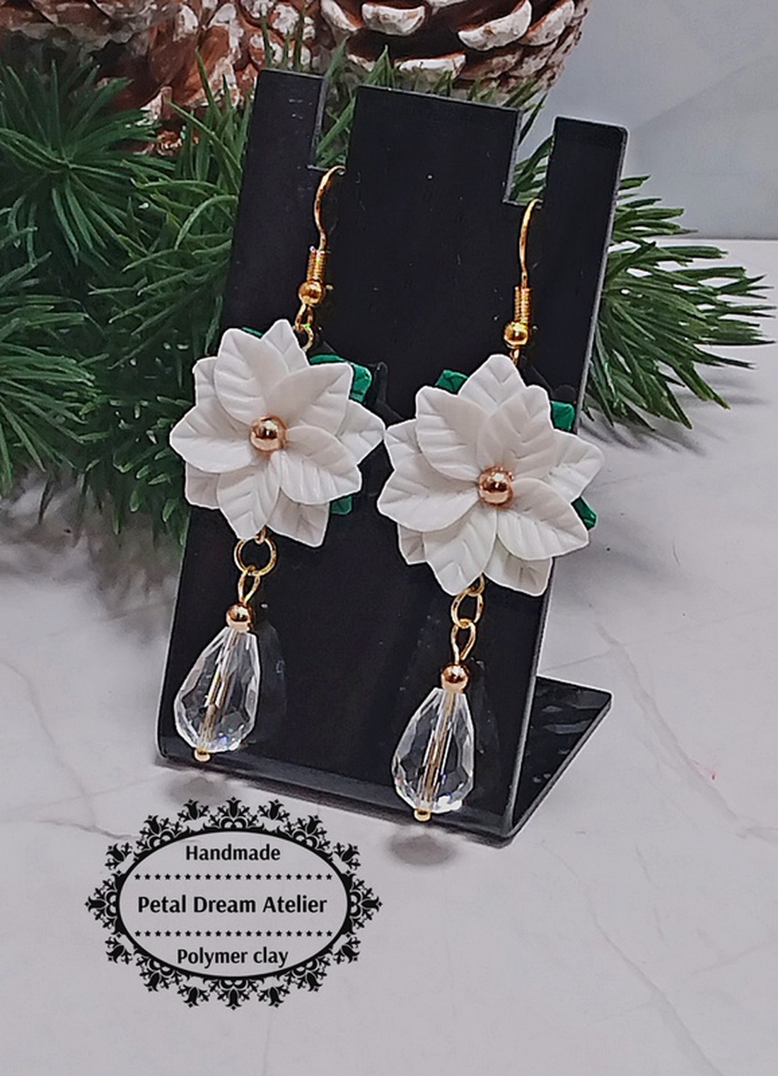 Cercei lungi cu crăciunițe albe - bijuterii - cercei - cercei cu figurine - Artynos.ro