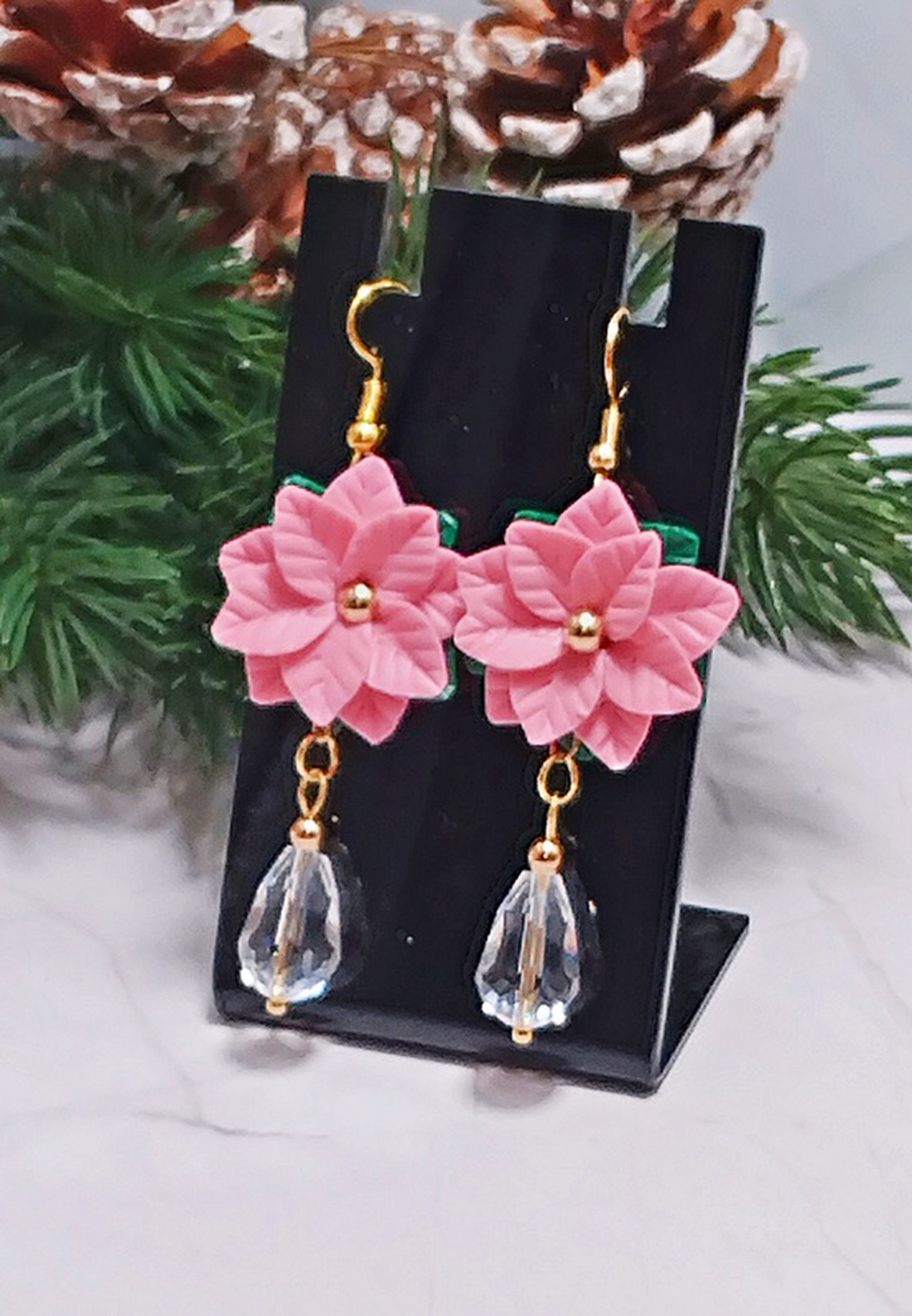 Cercei lungi cu crăciunițe roz - bijuterii - cercei - cercei cu figurine - Artynos.ro