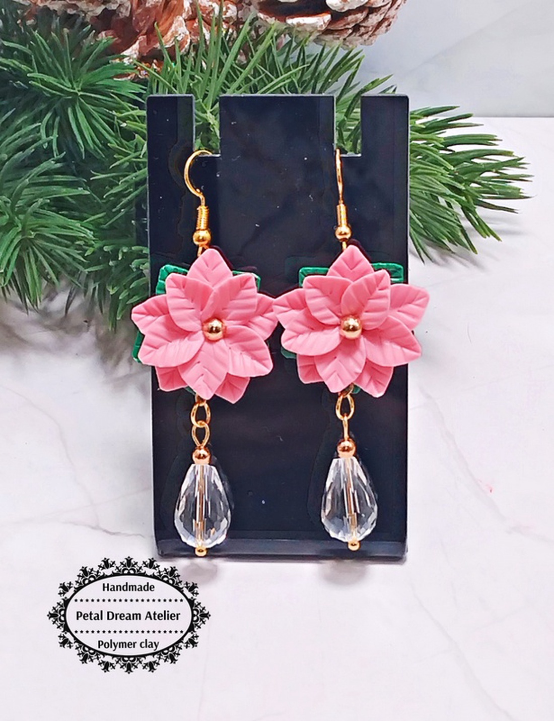 Cercei lungi cu crăciunițe roz - bijuterii - cercei - cercei cu figurine - Artynos.ro