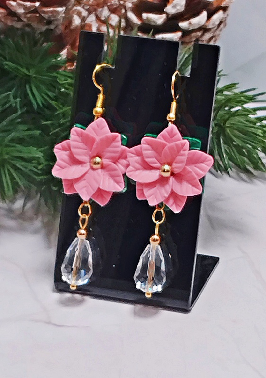 Cercei lungi cu crăciunițe roz - bijuterii - cercei - cercei cu figurine - Artynos.ro