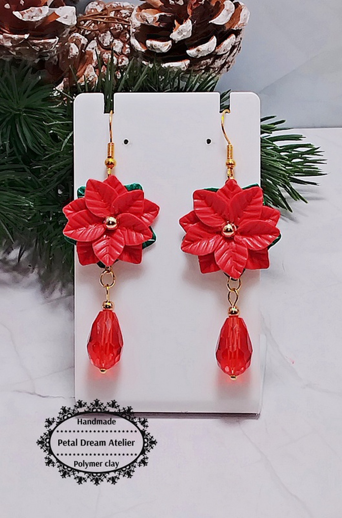 Cercei lungi cu crăciunițe roșii - bijuterii - cercei - cercei cu figurine - Artynos.ro