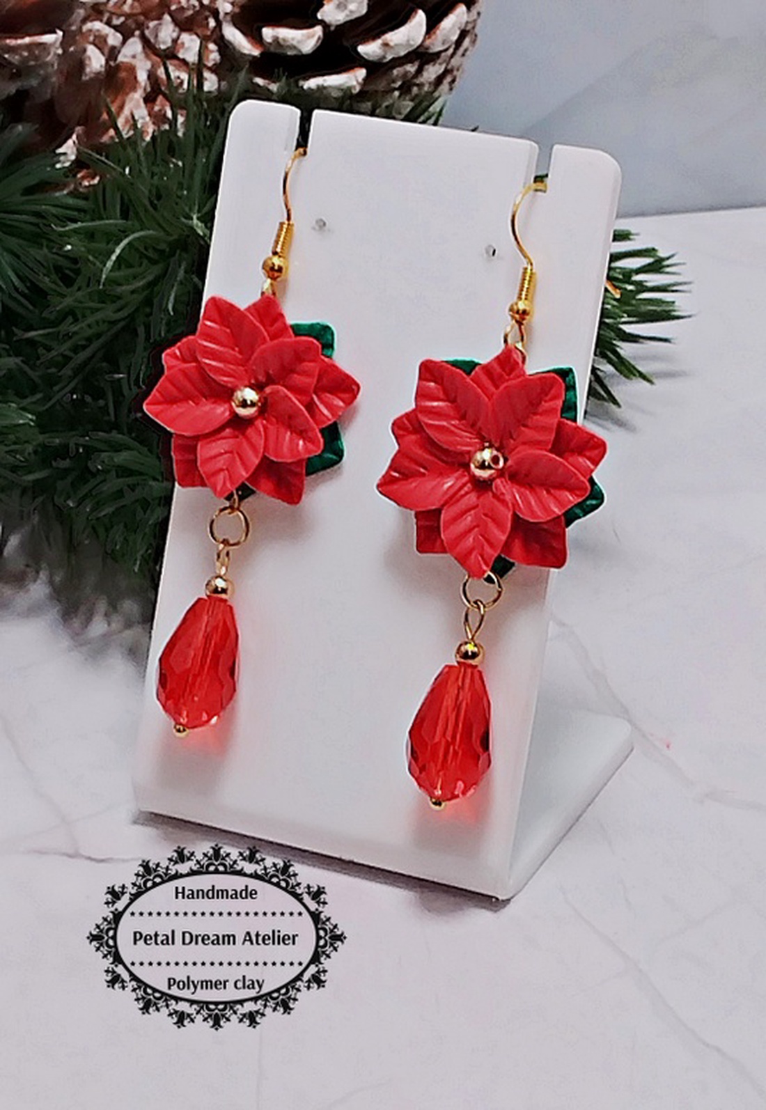 Cercei lungi cu crăciunițe roșii - bijuterii - cercei - cercei cu figurine - Artynos.ro