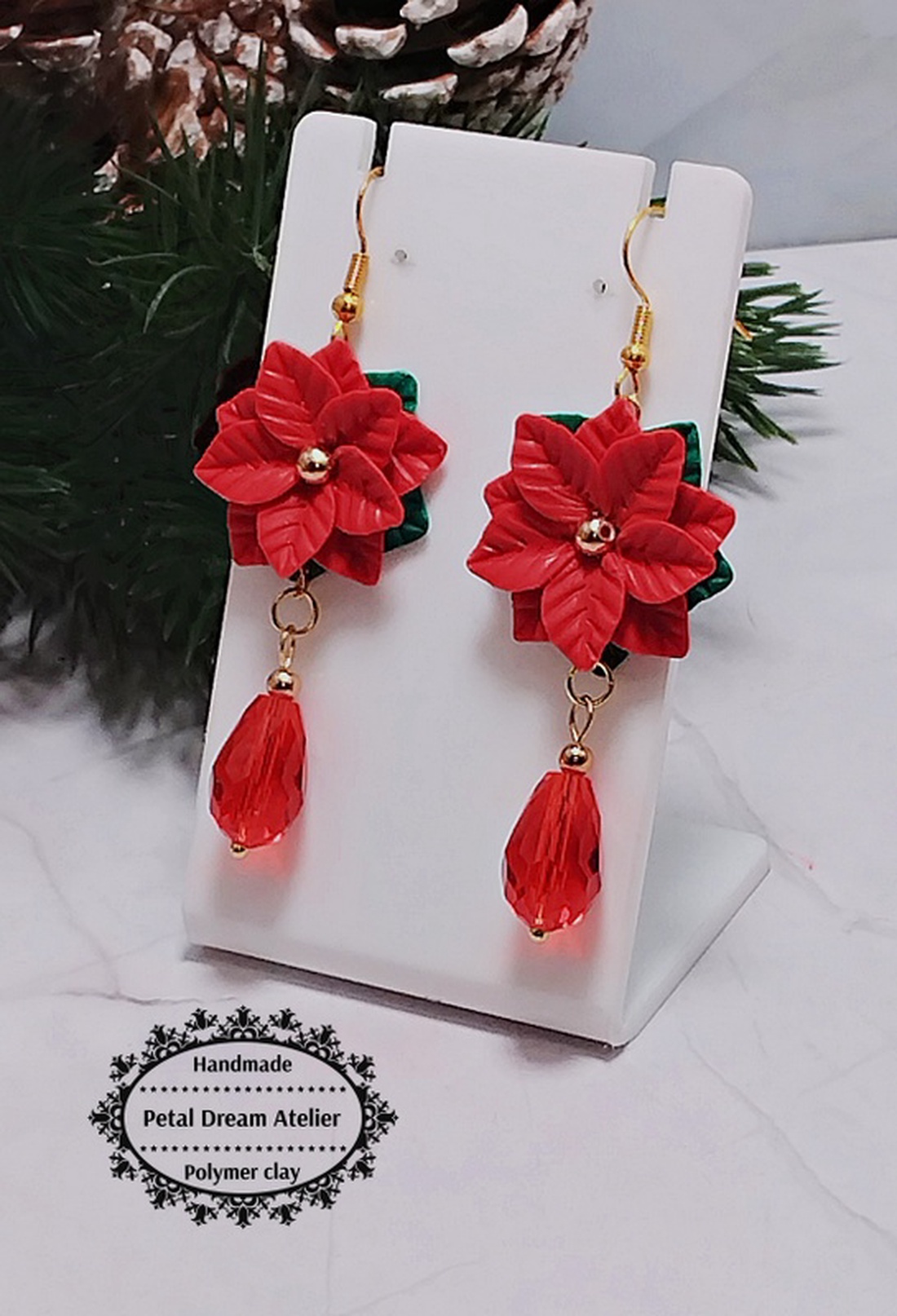 Cercei lungi cu crăciunițe roșii - bijuterii - cercei - cercei cu figurine - Artynos.ro