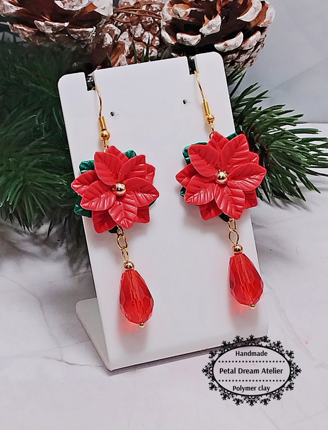 Cercei lungi cu crăciunițe roșii - bijuterii - cercei - cercei cu figurine - Artynos.ro