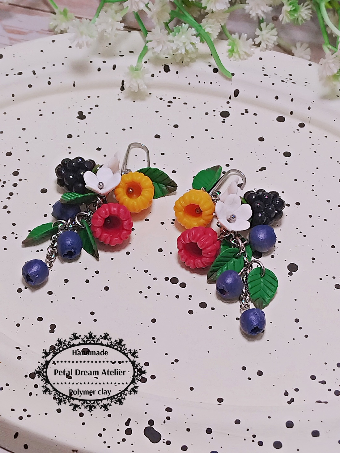 Cercei lungi cu fructe de pădure - bijuterii - cercei - cercei cu figurine - Artynos.ro