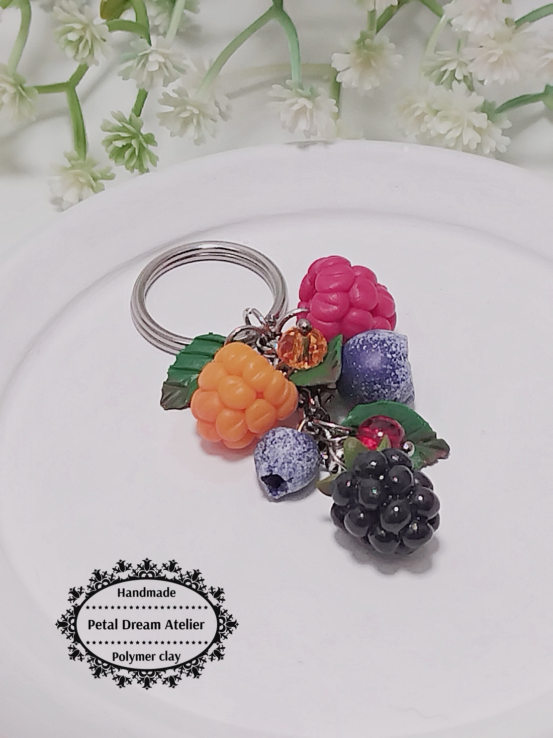 Breloc cu fructe de pădure - genți și portofele - accesorii genți - breloc - Artynos.ro