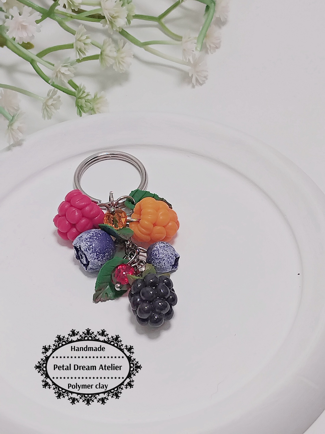 Breloc cu fructe de pădure - genți și portofele - accesorii genți - breloc - Artynos.ro