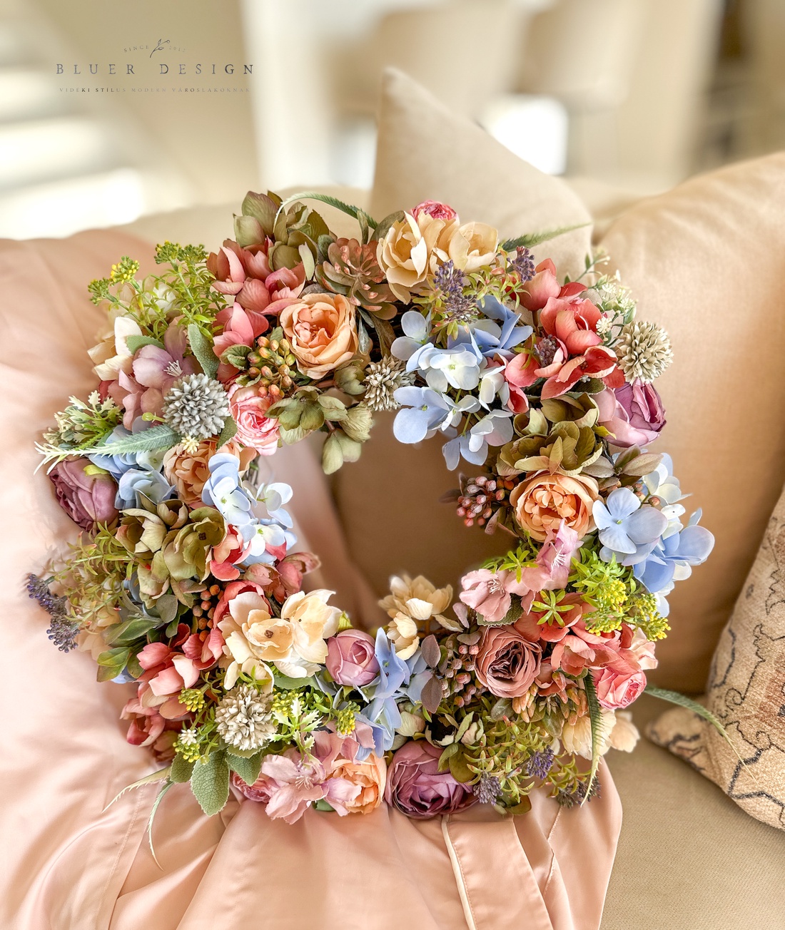 Ciocănel vintage cu flori de mătase pastel, dimensiune completă - coroană de flori - decorațiune de ușă cu flori de măta - casă & stil de viață - accesorii pentru decorat casa - decorațiuni de geam și decorațiuni de ușă  - ornamente de ușă  - Artynos.ro