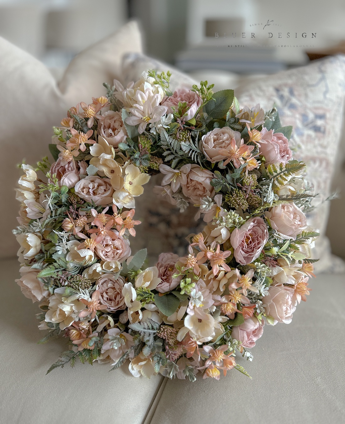 Ciocănel vintage cu flori de mătase pastel, dimensiune completă - coroană de flori - decorațiune de ușă cu flori de măta - casă & stil de viață - accesorii pentru decorat casa - decorațiuni de geam și decorațiuni de ușă  - ornamente de ușă  - Artynos.ro