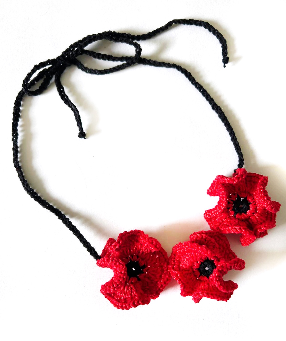 Colier reglabil din flori crosetate - bijuterii - coliere - coliere brodate - Artynos.ro