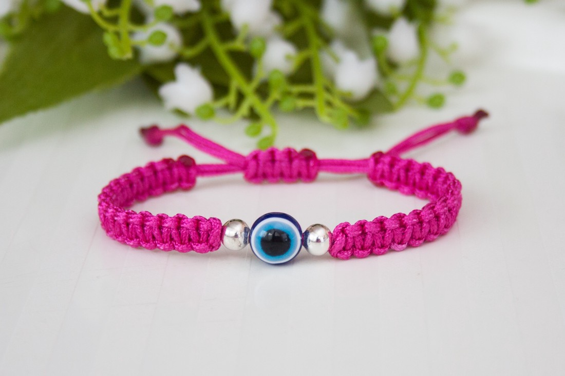 Brățară macramé împletită cu ochi de protecție - Roz roz închis - - Artynos.ro Brățară macramé împletită cu ochi de protecție - Roz roz închis - - Artynos.ro