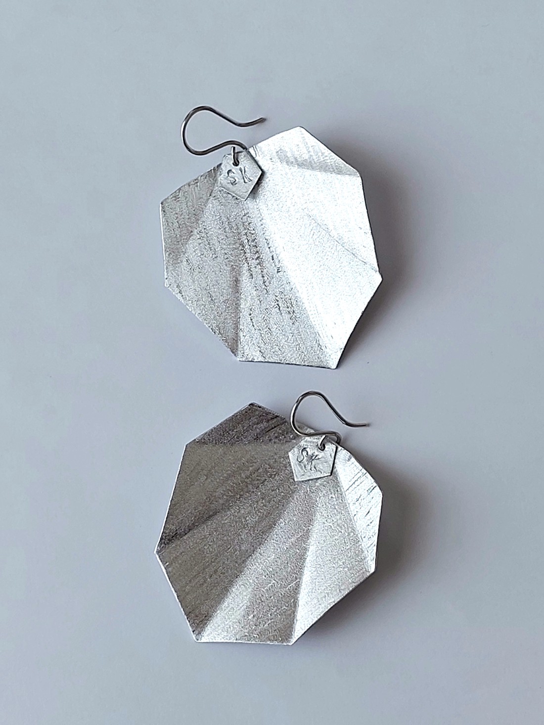 Cercei minimaliști din aluminiu -  - Artynos.ro Cercei minimaliști din aluminiu -  - Artynos.ro