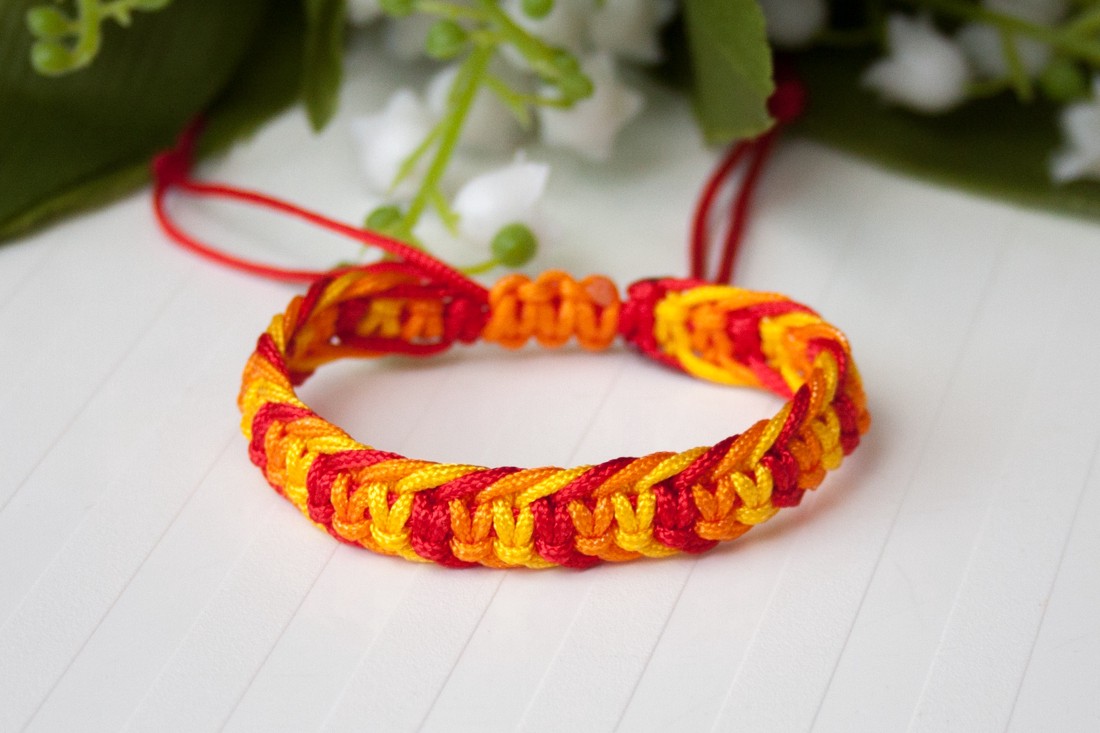 Brățară macramé împletită în trei culori - roșu/portocaliu/galben - - Artynos.ro Brățară macramé împletită în trei culori - roșu/portocaliu/galben - - Artynos.ro