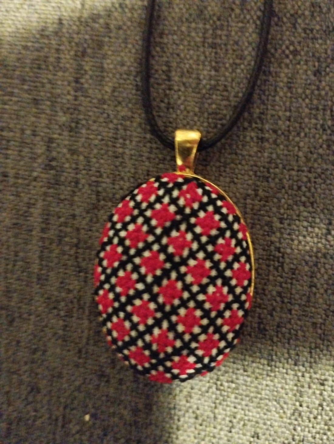 colier brodat cruce cu motiv popular - - Artynos.ro colier brodat cruce cu motiv popular - - Artynos.ro