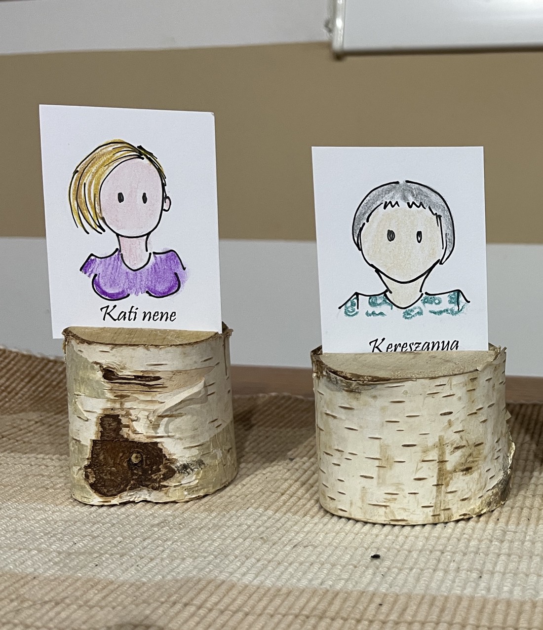 O carte de plantare personală, amuzantă, desenată manual, care poate fi și un cadou de mulțumire - accesorii nuntă - invitații și felicitări de nuntă - carduri de așezare nuntă - Artynos.ro O carte de plantare personală, amuzantă, desenată manual, care poate fi și un cadou de mulțumire - accesorii nuntă - invitații și felicitări de nuntă - carduri de așezare nuntă - Artynos.ro