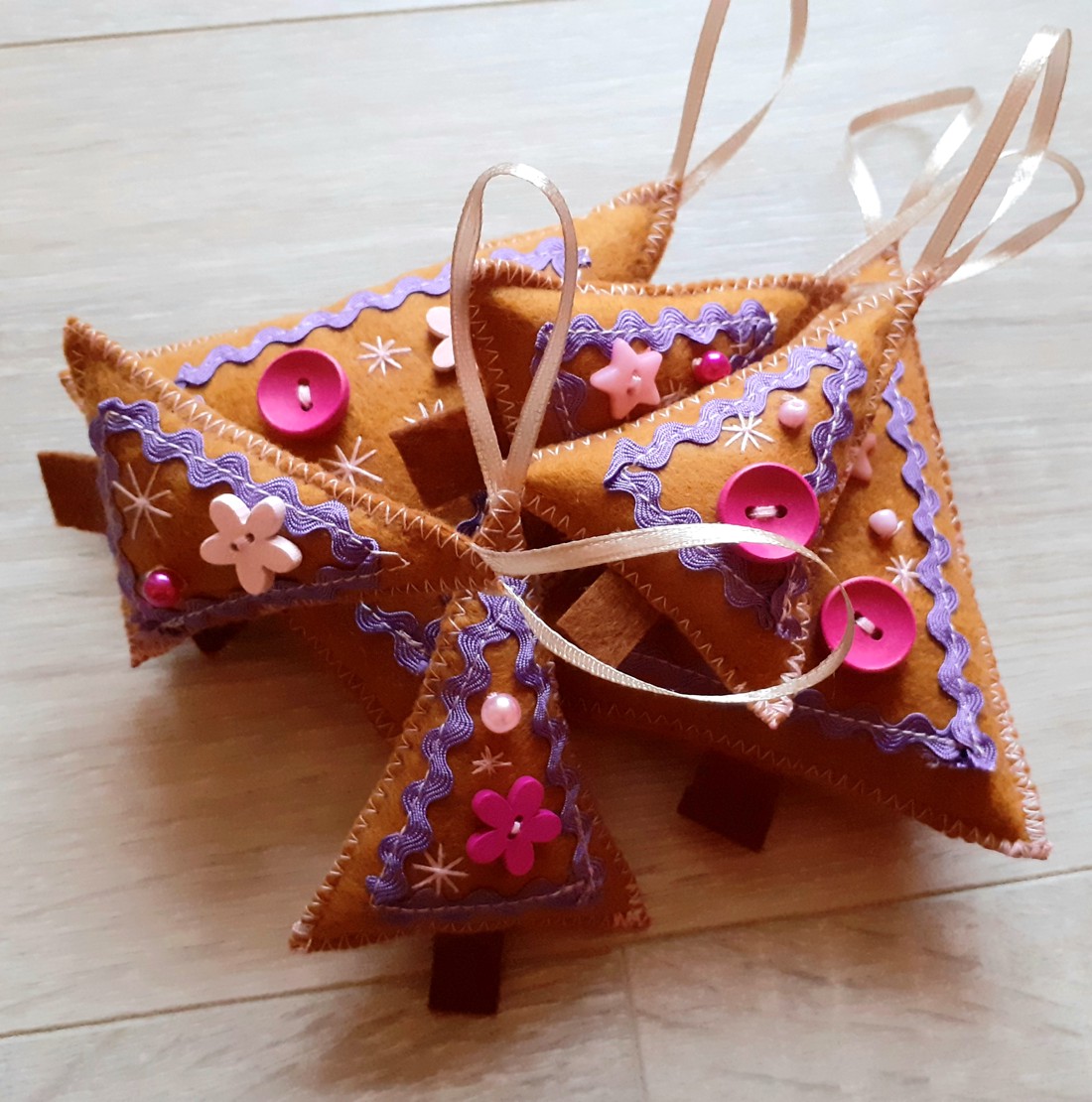 Ornamente din fetru cu model de turtă dulce - - Artynos.ro Ornamente din fetru cu model de turtă dulce - - Artynos.ro