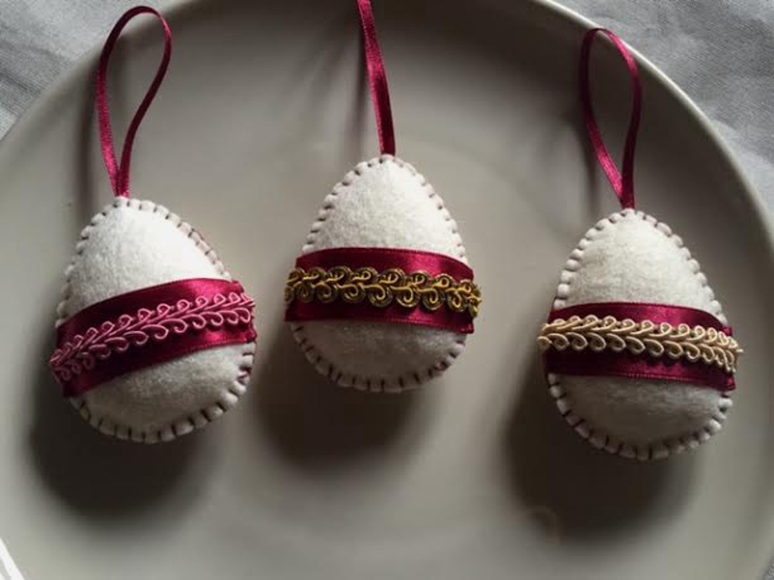 Ouă de Paște din fetru decorate cu fetru - - Artynos.ro Ouă de Paște din fetru decorate cu fetru - - Artynos.ro