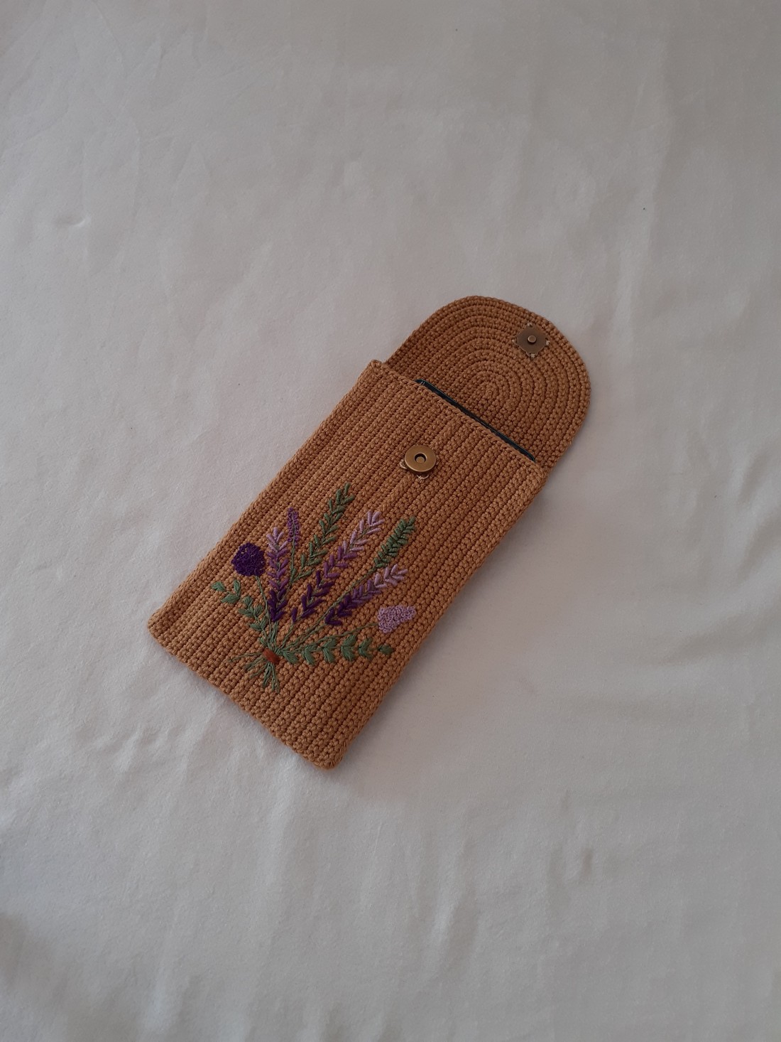 Carcase de telefon croșetate și brodate cu patent magnetic -  - Artynos.ro