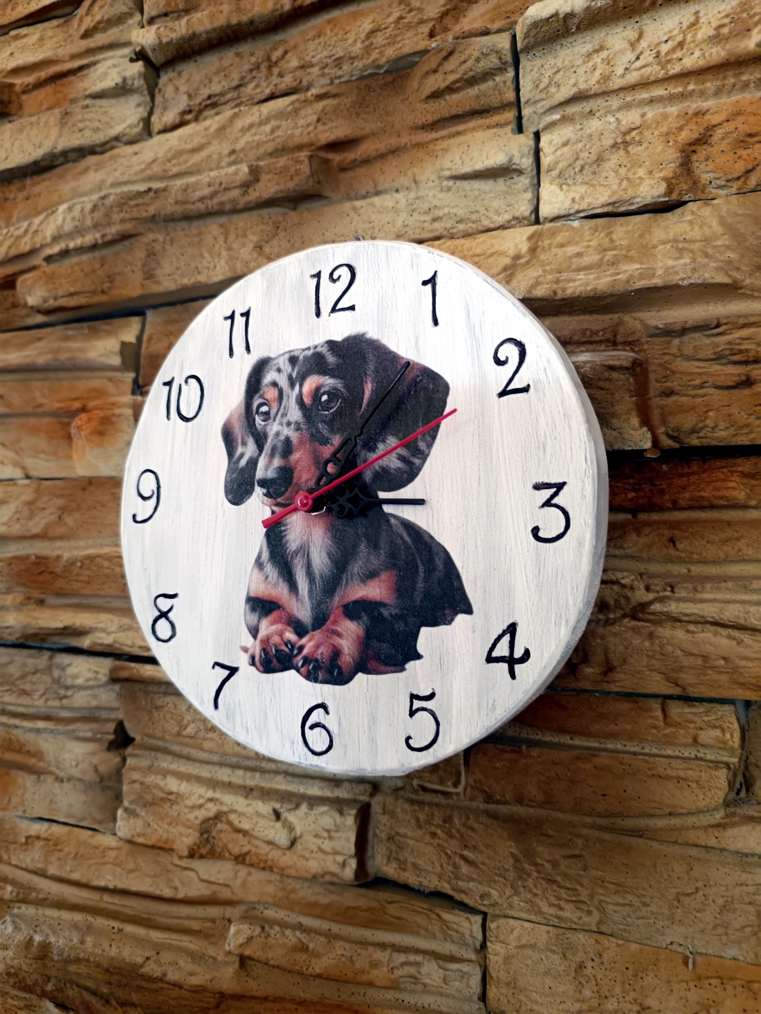 Ceas de perete din lemn cu câine dachshund -  - Artynos.ro