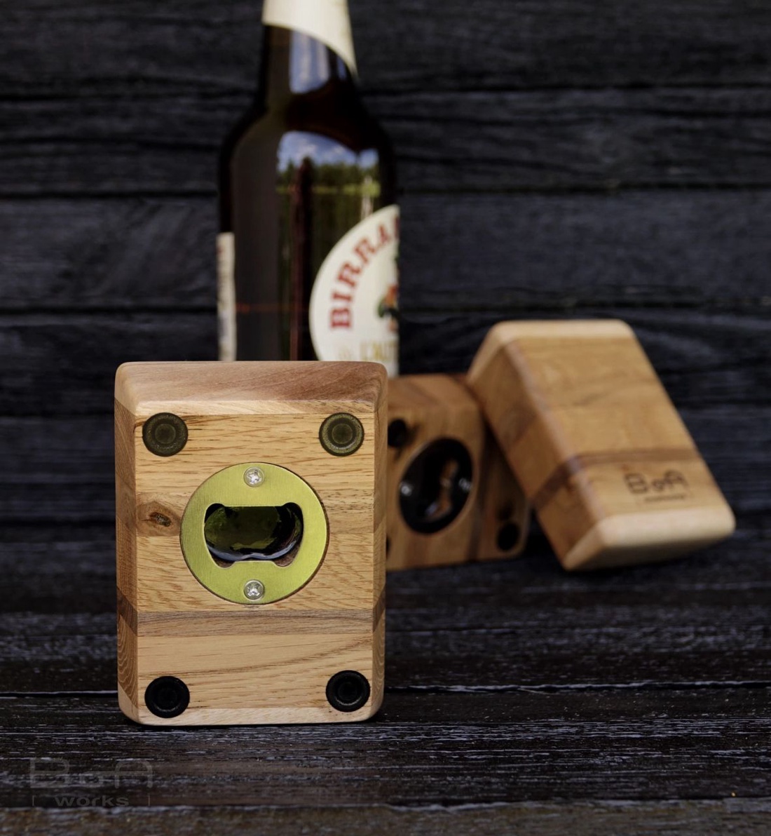 Deschizător de sticle de bere Chunk One din lemn masiv � stejar și nuc - casă & stil de viață - echipamente de bucătărie - decor de bucătărie - magneți de frigider - Artynos.ro