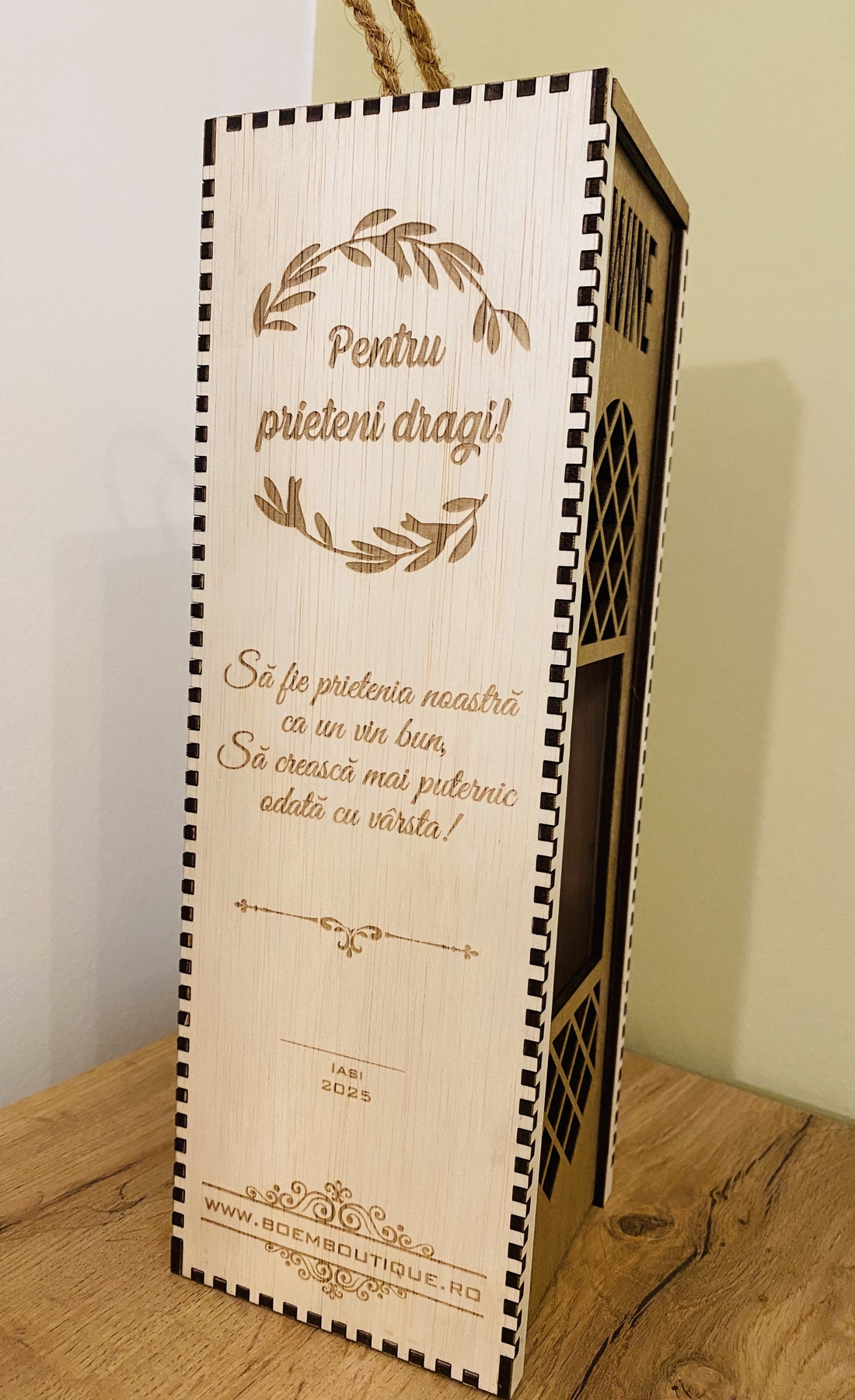 Cutie pentru sticlă de vin - casă & stil de viață - accesorii pentru decorat casa - decorațiuni de masă și decorațiuni pentru rafturi - cutii decor, cutii de suveniruri - Artynos.ro Cutie pentru sticlă de vin - casă & stil de viață - accesorii pentru decorat casa - decorațiuni de masă și decorațiuni pentru rafturi - cutii decor, cutii de suveniruri - Artynos.ro