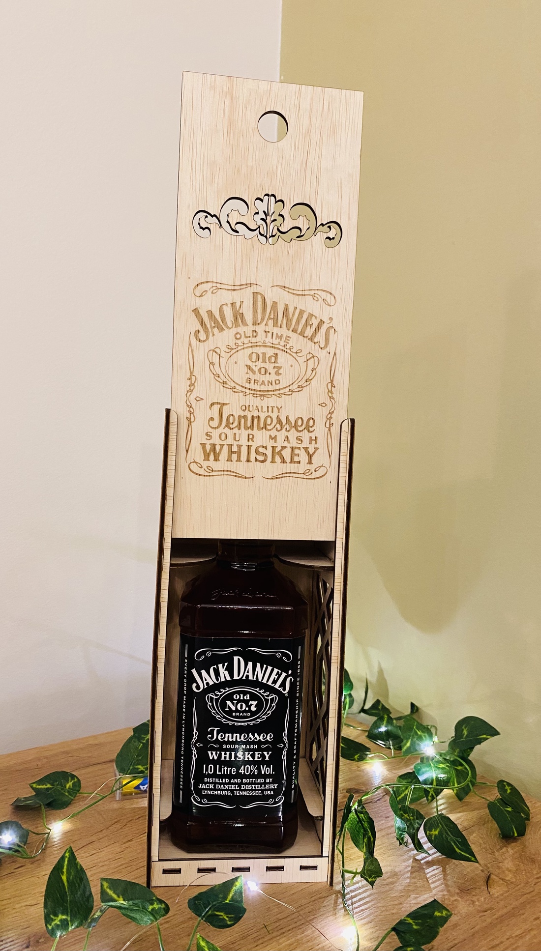 Cutie pentru sticlă de whisky - casă & stil de viață - accesorii pentru decorat casa - decorațiuni de masă și decorațiuni pentru rafturi - cutii decor, cutii de suveniruri - Artynos.ro Cutie pentru sticlă de whisky - casă & stil de viață - accesorii pentru decorat casa - decorațiuni de masă și decorațiuni pentru rafturi - cutii decor, cutii de suveniruri - Artynos.ro